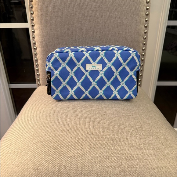 Scout Handbags - Scout “3-Way Toiletry Bag” Blue with White Rope-Link Pattern - *LIKE NEW*
